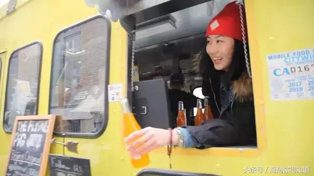 90后姑娘弃笔摆摊,90后清华学生弃笔从戎