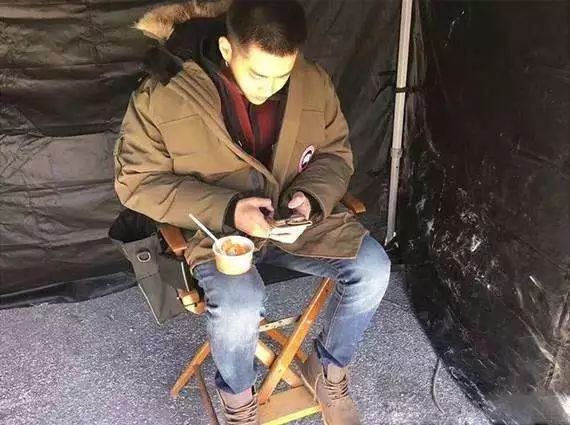 不要手机和钱包,这款羽绒服成小偷新目标!街头直接强扒……