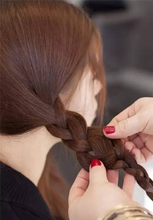 编发三股辫慢动作,编发最简单的三股