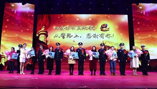 慰问演出现场震撼,警察震撼演出