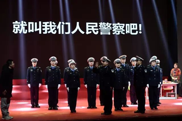 警察节目感动全场观众落泪,慰问演出感动