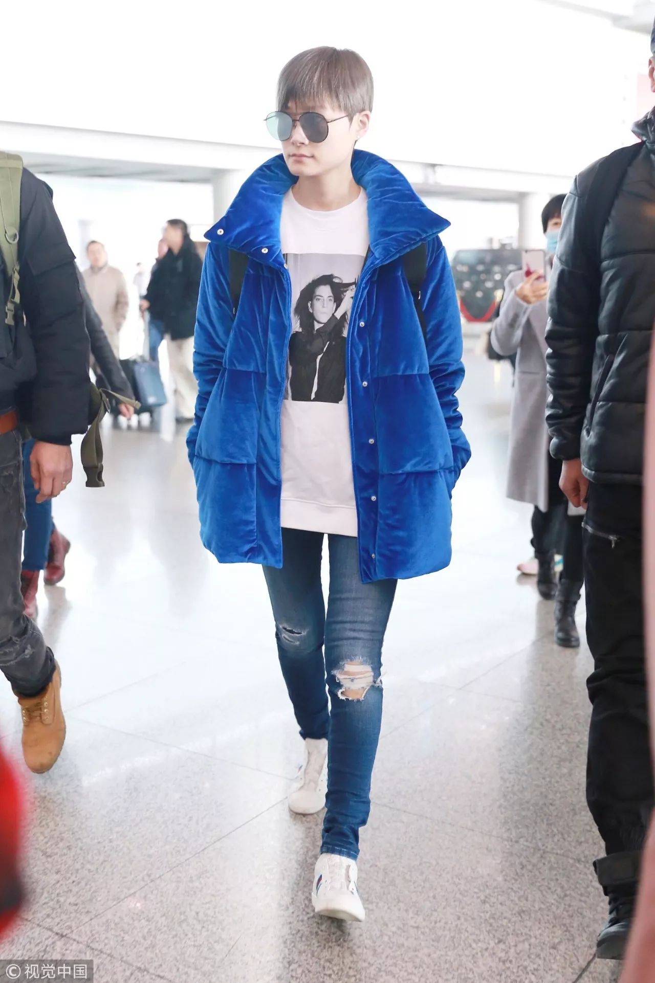 周冬雨古力娜扎同款穿搭,羽绒服凹造型