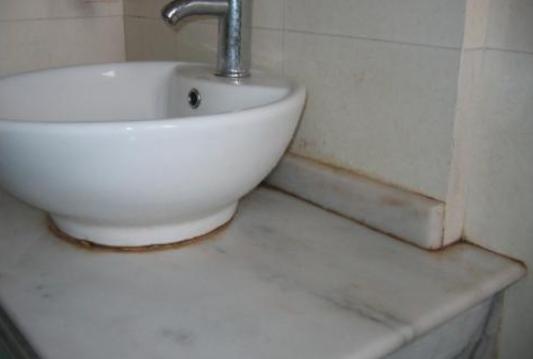 搞卫生有黑色玻璃胶怎么清理干净,厨房橱柜发霉怎么处理玻璃胶发黑