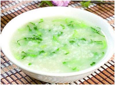 冬季上火嗓子干喝什么好,口苦口干喉咙痛哪里上火了食疗