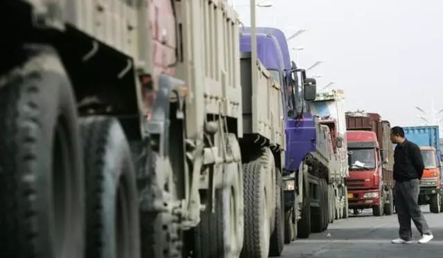 看了卡车司机都是如何省钱的！才知道养大车跑运输是多么的苦！