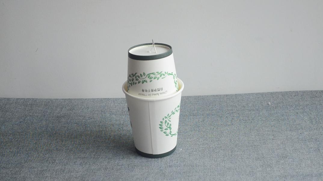 把一次性纸杯的底部戳个洞，解决了家家户户困扰的问题，赶紧试试