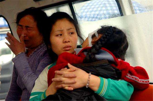 七岁女儿经常肚子痛，父母没放在心上，医生检查后妈妈内疚