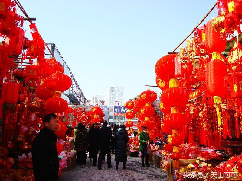 贴对联挂起红红火火的灯笼,红红火火过大年大红灯笼高高挂