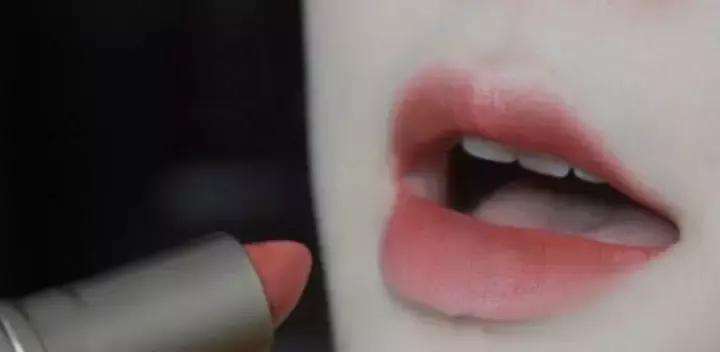 这个几十块的口红，谁用都说好，涂起来和纪梵希、香奈儿不相上下