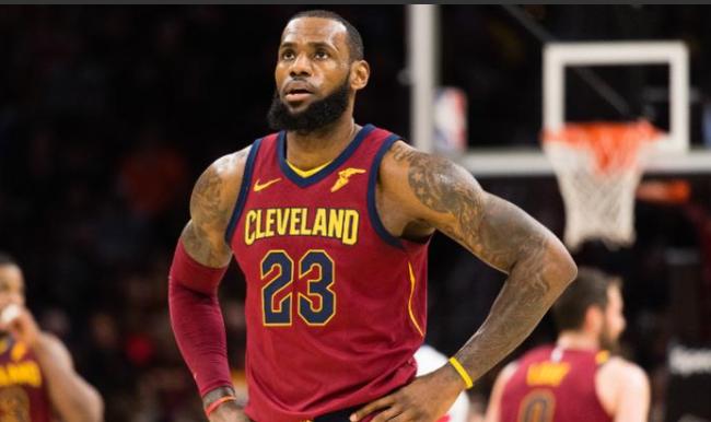 詹姆斯连续4年称霸收入榜,上一位超过他的还是那个湖人名宿