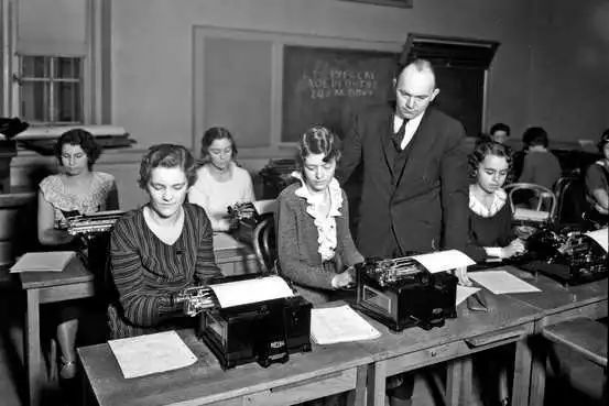 打字员的日常任务就是手指在键盘上跑半马拉松