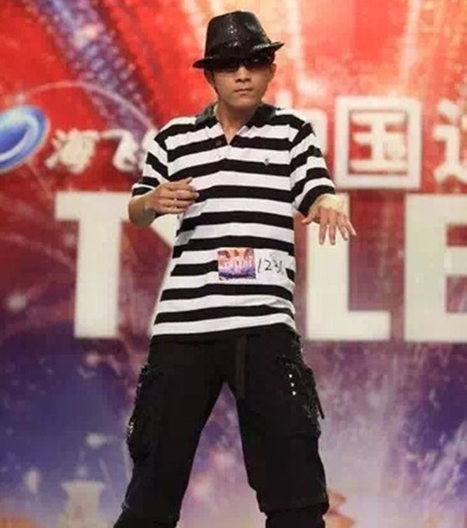 曾因机械舞而闻名全国的卓君，销声匿迹，时隔七年是在颓废吗？