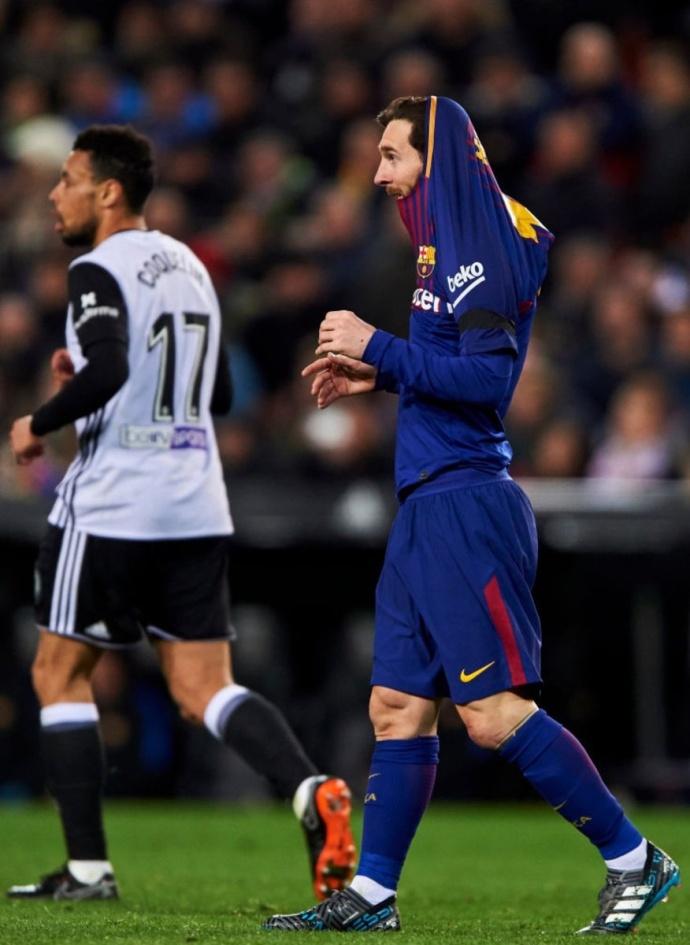 飞膝足以致命！梅西遭对手防守过度险受重伤，好在有惊无险！