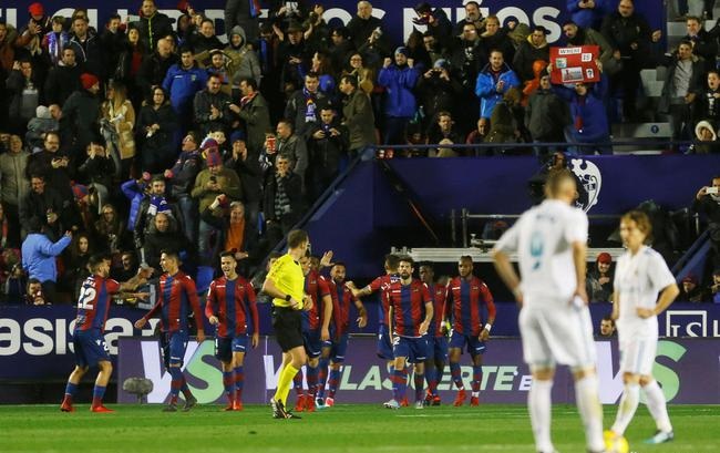 皇帝不急急死太监！皇马一输球，媒体急的连球员都替老佛爷买好了