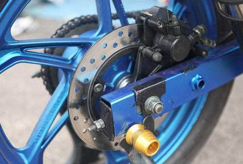 摩托车高速刹车一捏就吱吱响,摩托车高速刹车刹前刹还是后刹