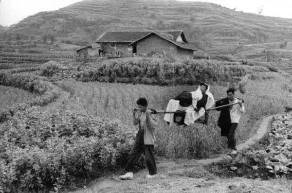 1957年的裸模与热吻！这个外国人在中国*拍偷**的老照片你一定没见过