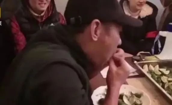 高管抱摔女演员后续,山东公司回应高管年会抱摔演员