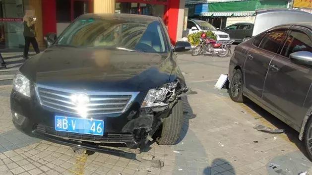 私家车被撞判赔租车费,租豪车出车祸保险不赔案件