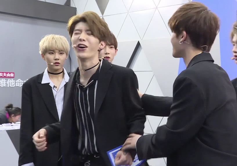 范丞丞青你1总决赛候场镜头,偶像练习生候场花絮范丞丞