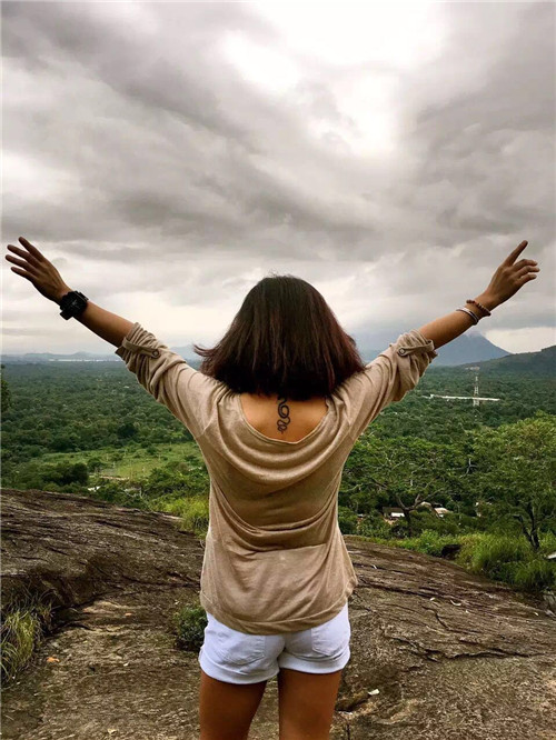 这个女人的微笑真的太迷人啦