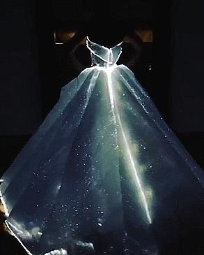 穿个发光裙怎么了，王凯这件夹克值4000多万呢