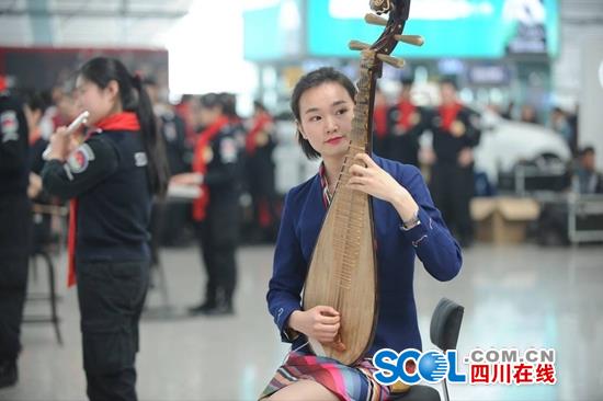 武汉机场空姐春运快闪,广州白云机场空姐空少快闪小苹果