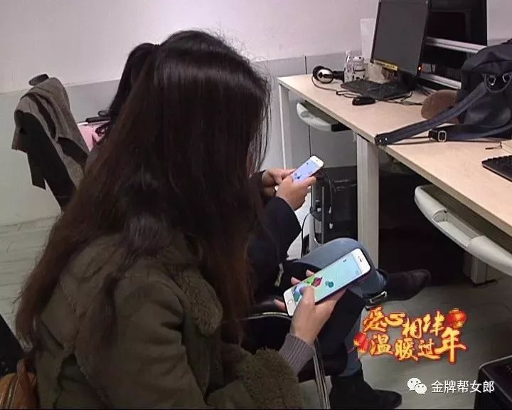 「可怕」一男子玩手机导致手指出现活动障碍！严重可致终生障碍！