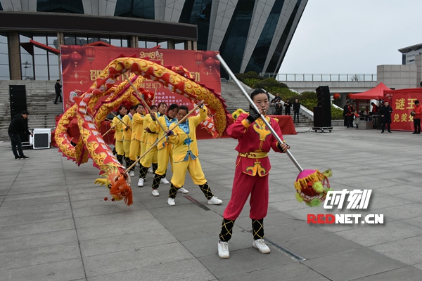 吃元宵猜灯谜社区居民载歌载舞,晃元宵猜灯谜家门口感受元宵味