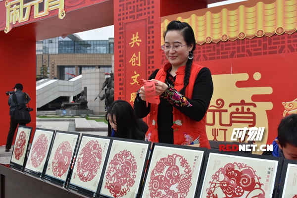 吃元宵猜灯谜社区居民载歌载舞,晃元宵猜灯谜家门口感受元宵味