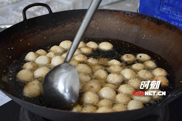 吃元宵猜灯谜社区居民载歌载舞,晃元宵猜灯谜家门口感受元宵味