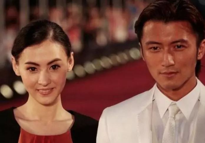 王菲谢霆锋甜蜜相处,王菲谢霆锋十指紧扣大秀恩爱