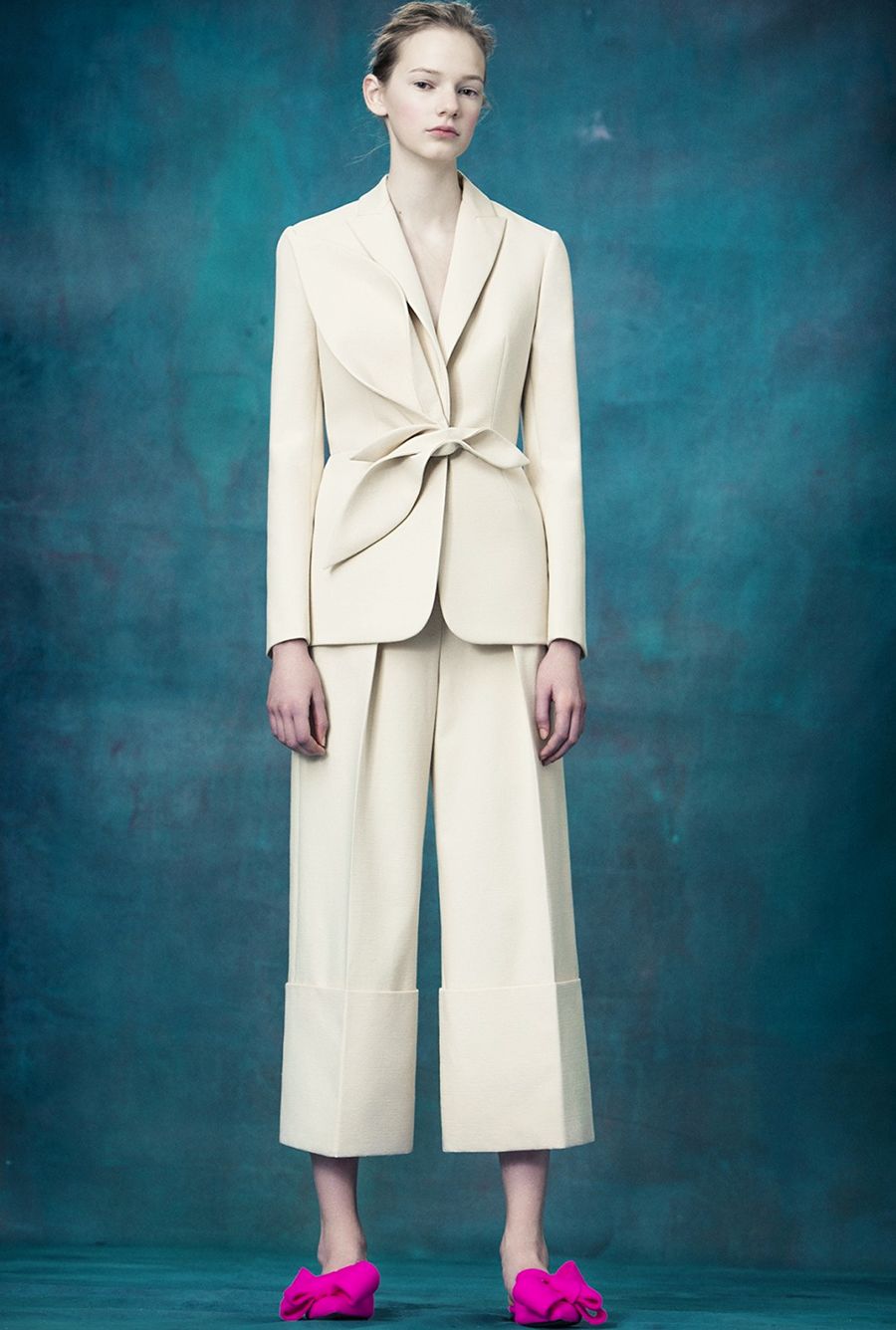 金南珠露背装,金南珠穿西装