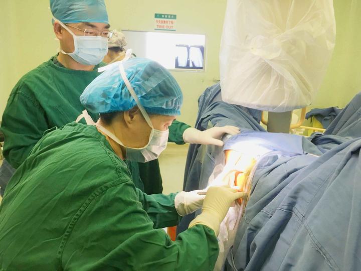 拿手术刀的女人,拿手术刀的姑娘