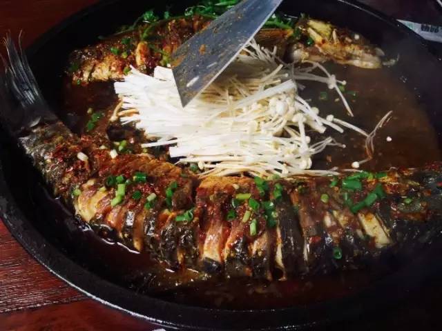 武汉一女学生拿着10块钱去买好吃的，竟然被。。。