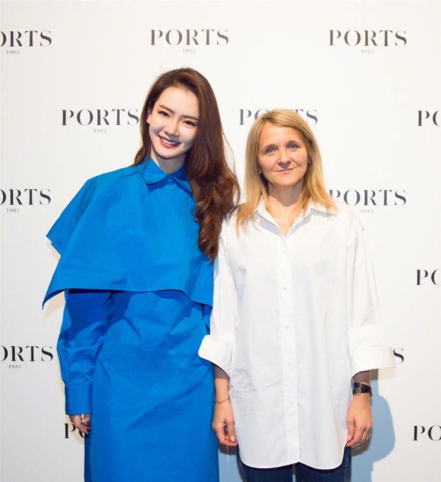 戚薇国际机场照,戚薇和老外的视频