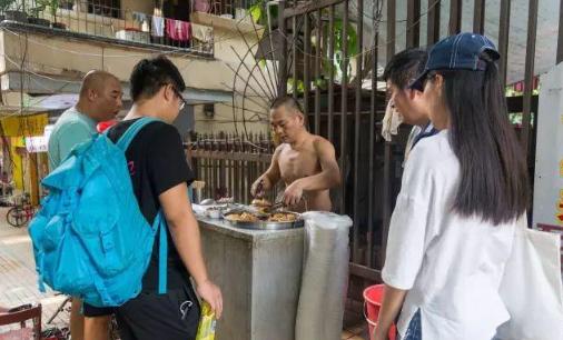 一碗牛杂能在夜市立足几十年,牛杂记忆深处的味道