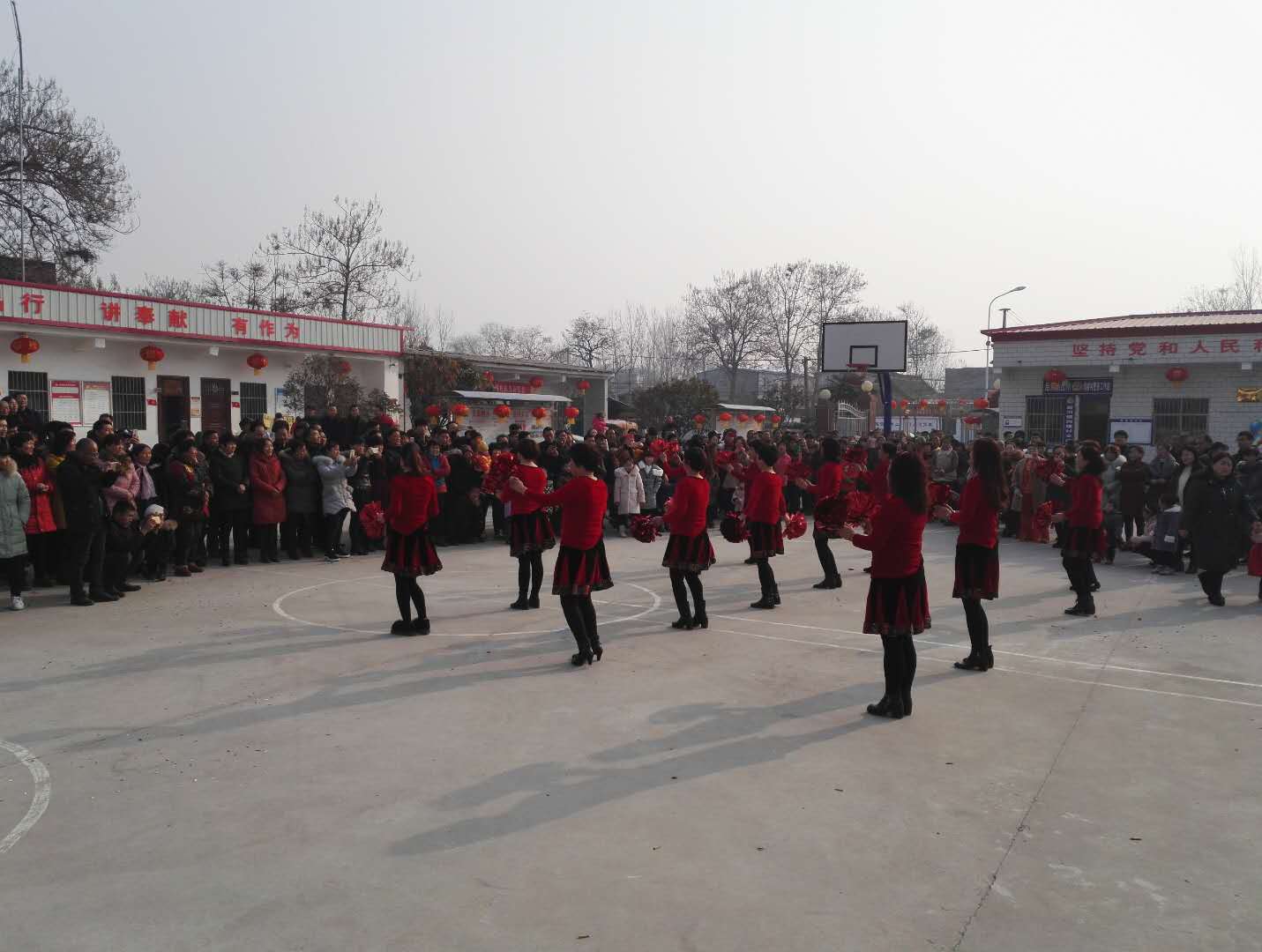 大年初一，跳绳、婆媳绑腿、老公背老婆…许昌这个地方嗨翻了天