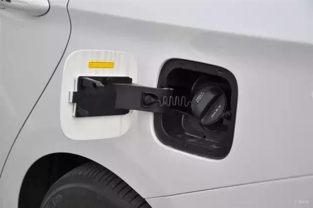 汽车加油口为什么要分左右,加油口左右有什么讲究