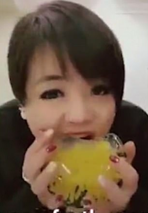 英国网友热议：中国美女主播咬冰块