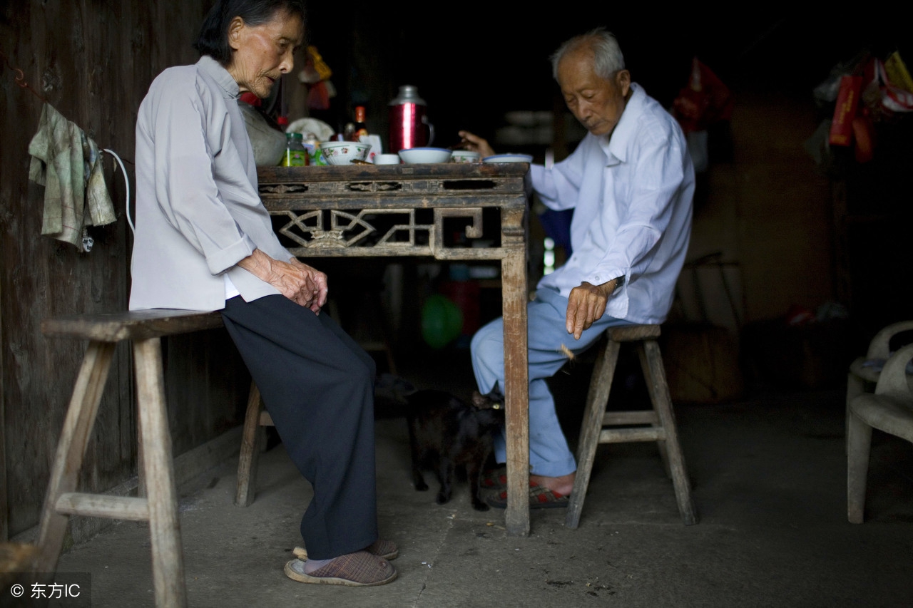 故事：只见二材媳妇躺在桥上，浑身上下湿淋淋的