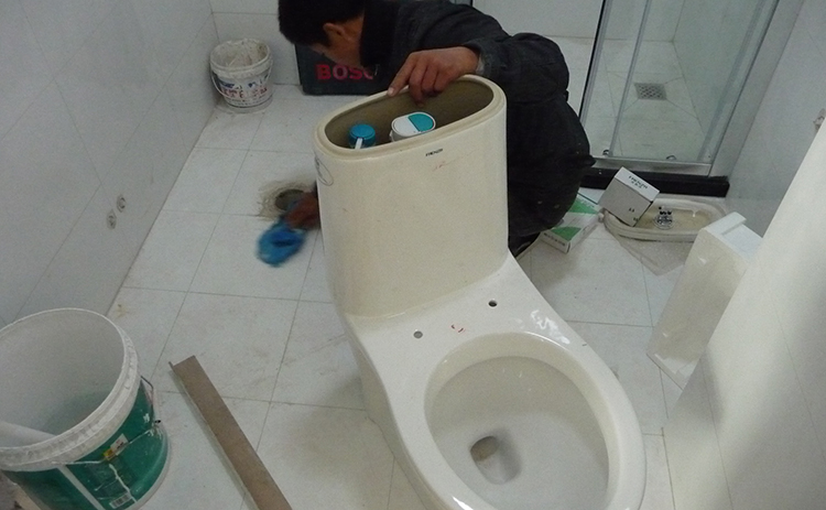 马桶安装后发现不平,马桶安装完仍然漏水是怎么回事