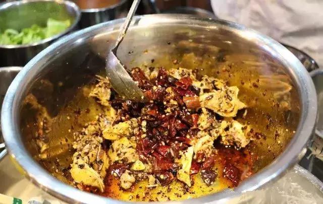 姑父的早餐店仅依赖这八款秘制米线配方，日接待量高达800人次