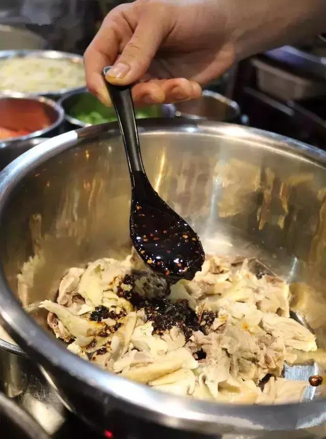 姑父的早餐店仅依赖这八款秘制米线配方，日接待量高达800人次