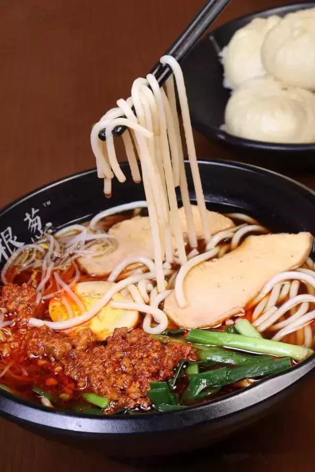 姑父的早餐店仅依赖这八款秘制米线配方，日接待量高达800人次