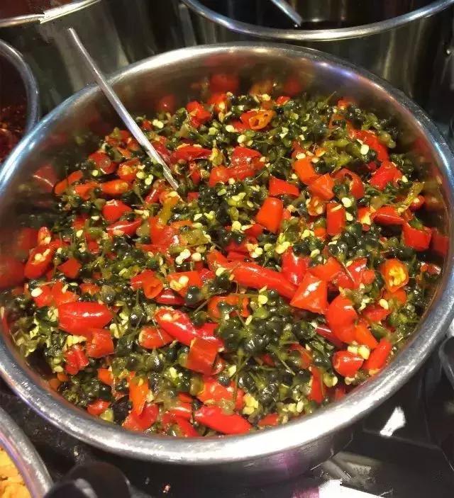 姑父的早餐店仅依赖这八款秘制米线配方，日接待量高达800人次