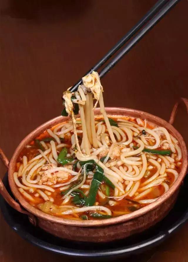 姑父的早餐店仅依赖这八款秘制米线配方，日接待量高达800人次