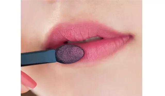 一抹惊艳的唇妆,diy唇彩的制作方法