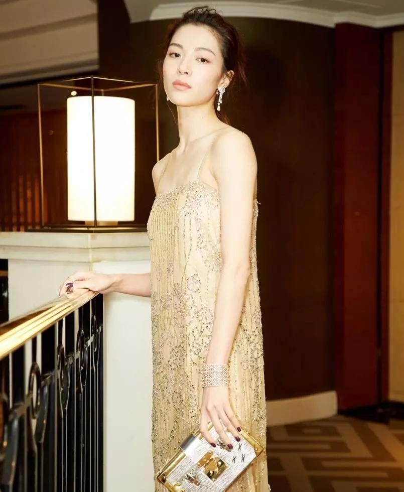 脸型偏肉感的女人穿衣风格,长脸型女生怎么穿衣服好看