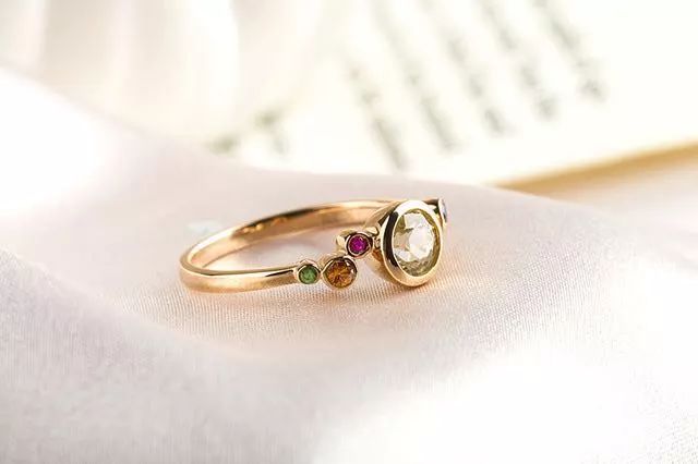 买的戒指不到一个月掉钻怎么处理,买的戒指掉钻了