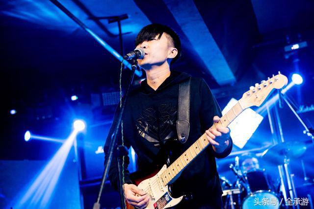 吃烧烤遇上路边歌唱,吃在承德